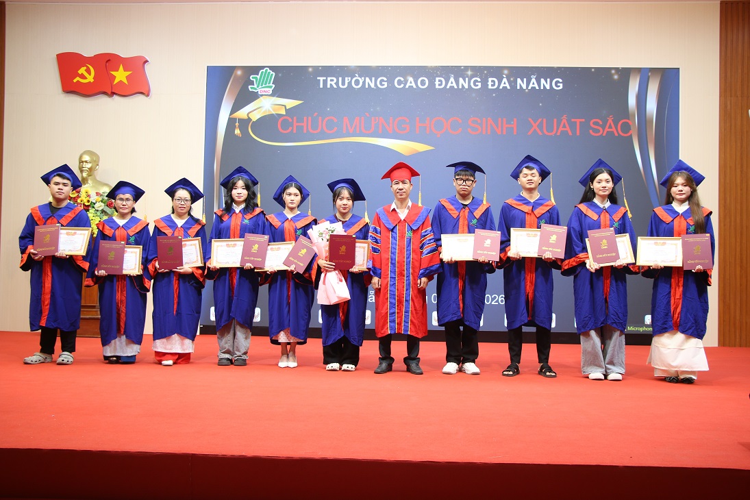 Hơn 400 học sinh Cao đẳng Đà Nẵng nhận bằng tốt nghiệp, sẵn sàng gia nhập thị trường lao động