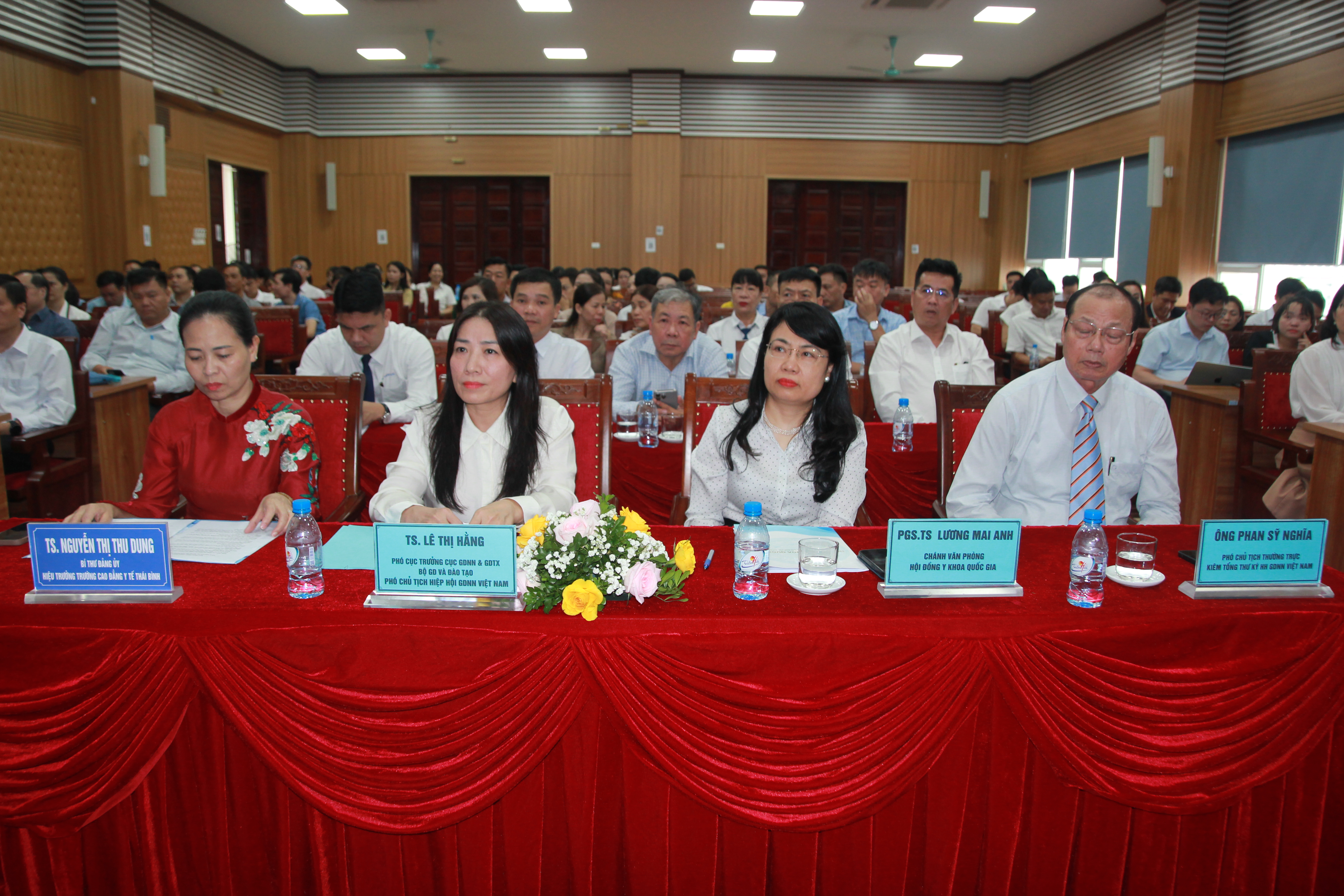 PGS.TS. Lương Mai Anh, Chánh Văn phòng Hội đồng Y khoa Quốc gia (thứ hai bên phải) tới dự và phát biểu.