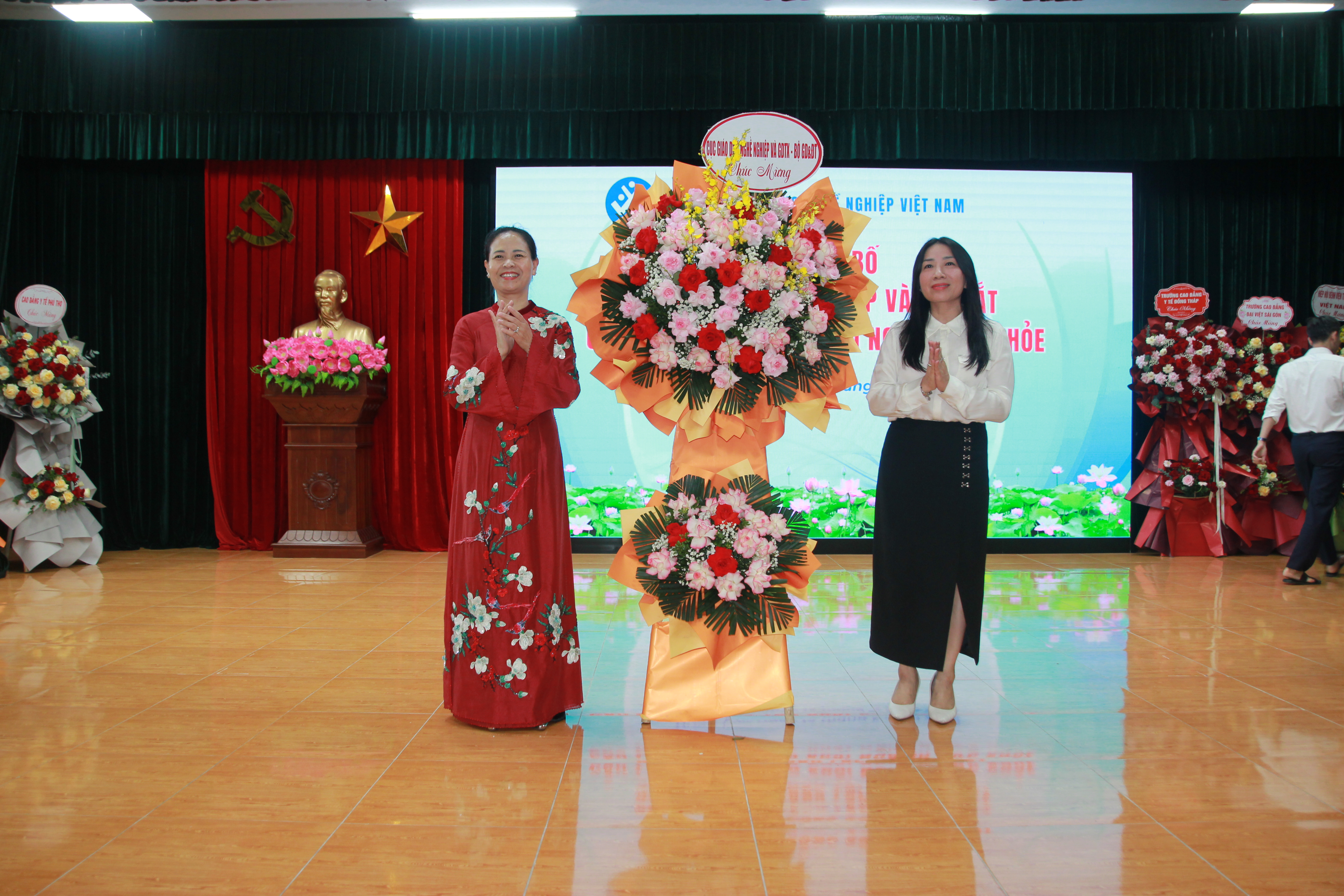 TS. Lê Thị Hằng (phải), Phó Cục trưởng Cục Giáo dục nghề nghiệp và Giáo dục thường xuyên, Bộ Giáo dục và Đào tạo, kiêm Phó Chủ tịch VAVET tới chúc mừng, phát biểu và trao quà cho Ban huấn luyện, thí sinh dự thi Kỳ thi kỹ năng nghề Thế giới lần thứ 48.