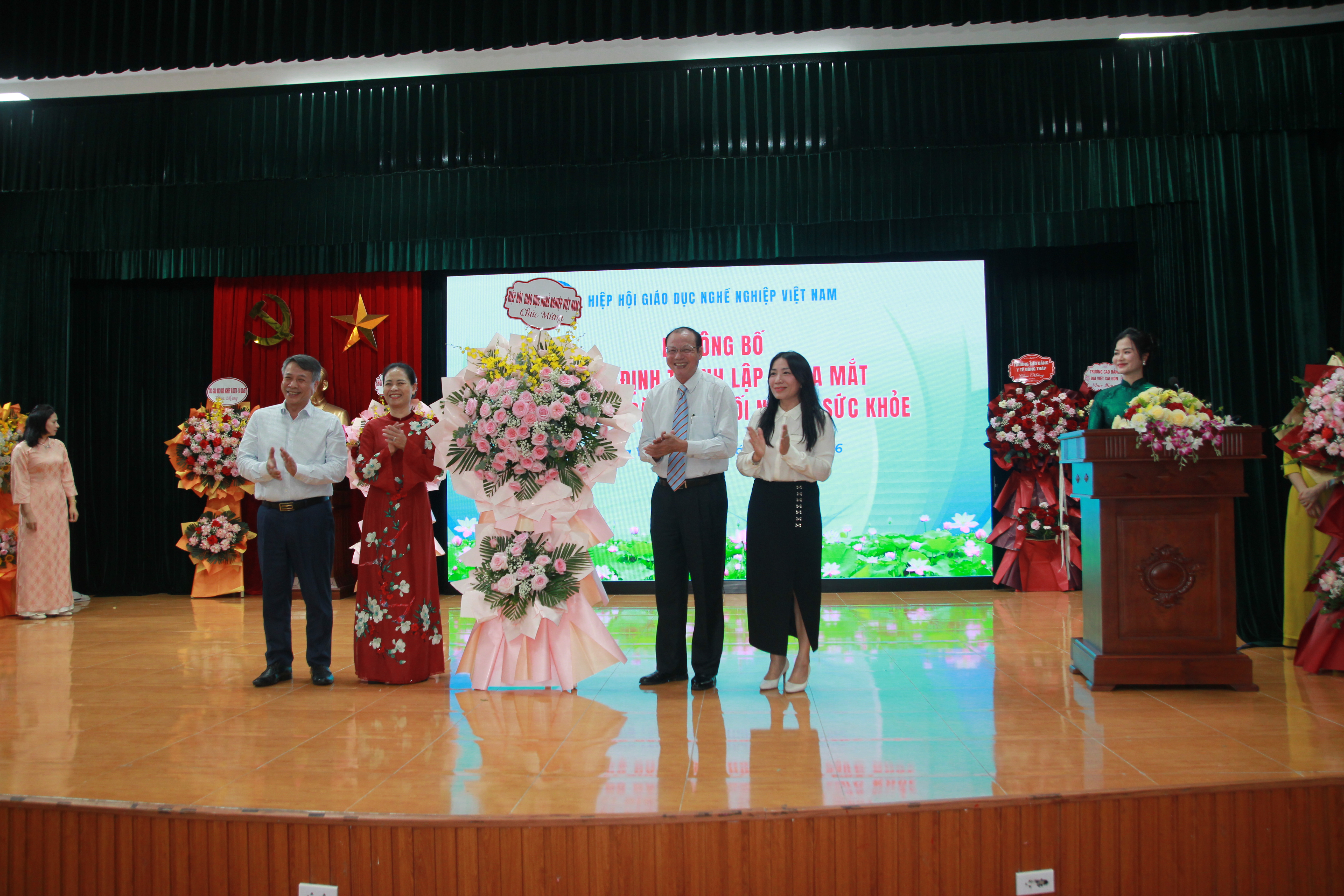 Ban lãnh đạo Hiệp hội Giáo dục nghề nghiệp Việt Nam chúc mừng sự ra đời của CLB đào tạo khối ngành Sức khỏe.