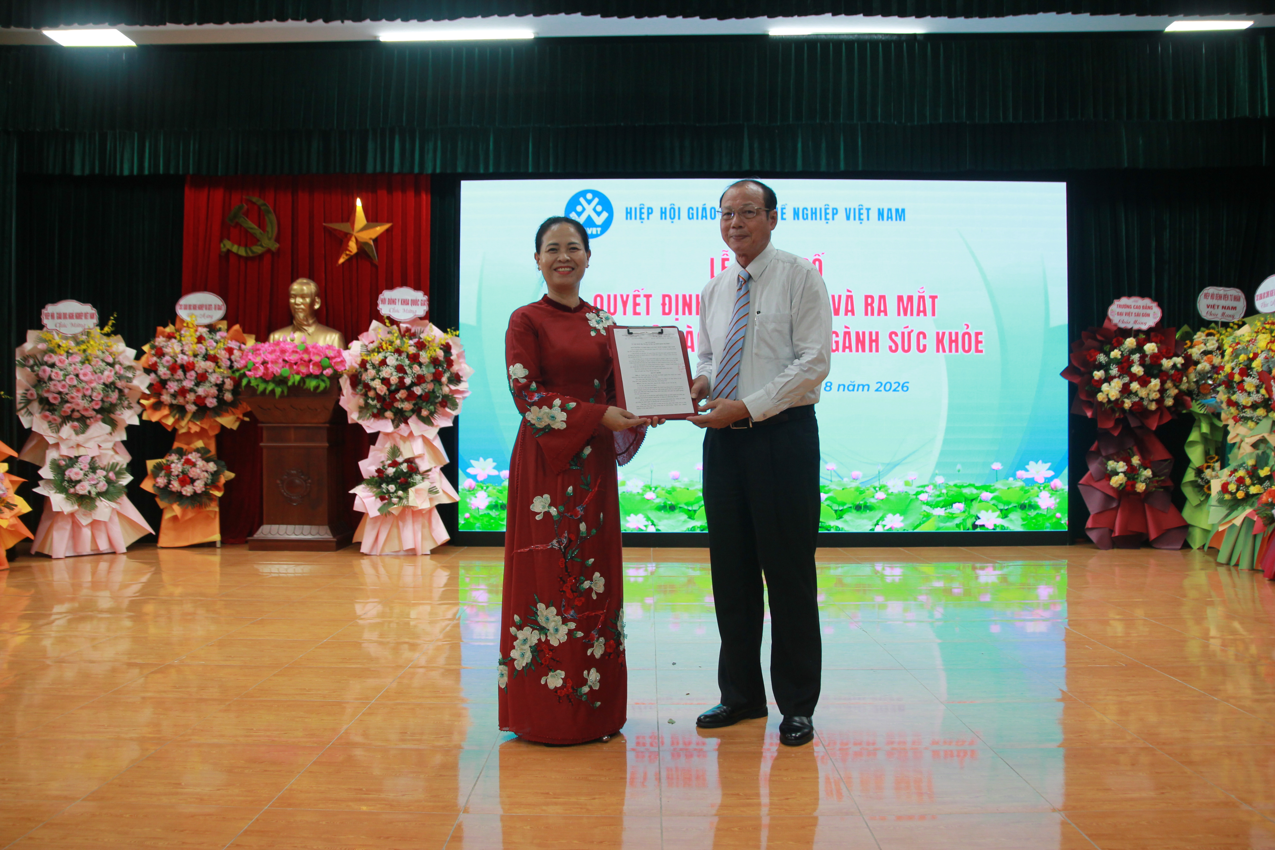 TS. Phan Sỹ Nghĩa, Phó Chủ tịch Thường trực, Tổng Thư ký Hiệp hội Giáo dục Nghề nghiệp Việt Nam trao Quyết định thành lập CLB đào tạo khối ngành Sức khỏe và Quyết định bổ nhiệm cho TS.Nguyễn Thị Thu Dung làm chủ nhiệm CLB.