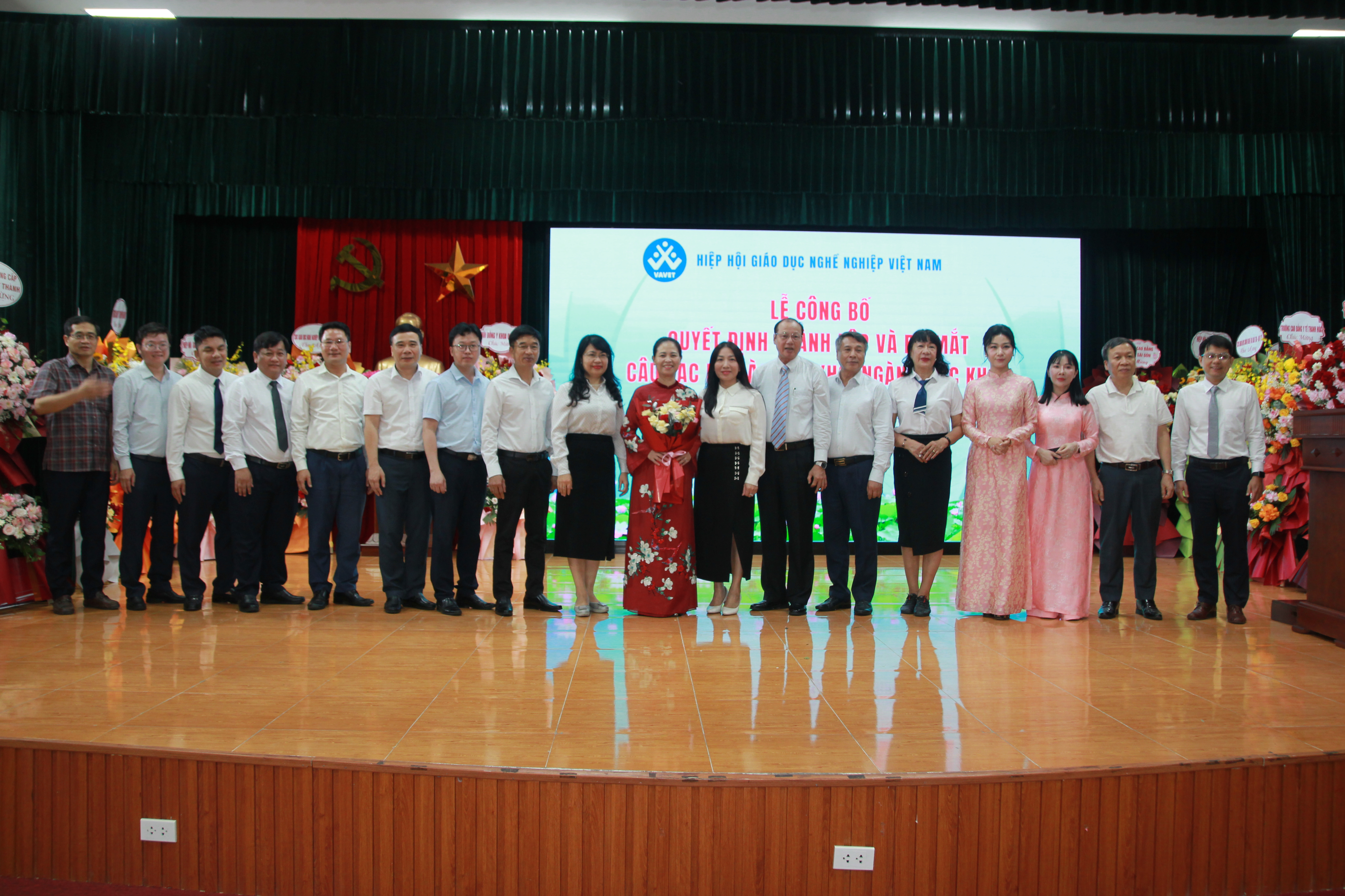 Ban Chủ nhiệm CLB khối ngành Sức khỏe đại diện cho các cụm, vùng kinh tế - xã hội, dẫn dắt hội viên phát triển vì mục tiêu nâng cao chất lượng nguồn nhân lực y tế ra mắt tại sự kiện.