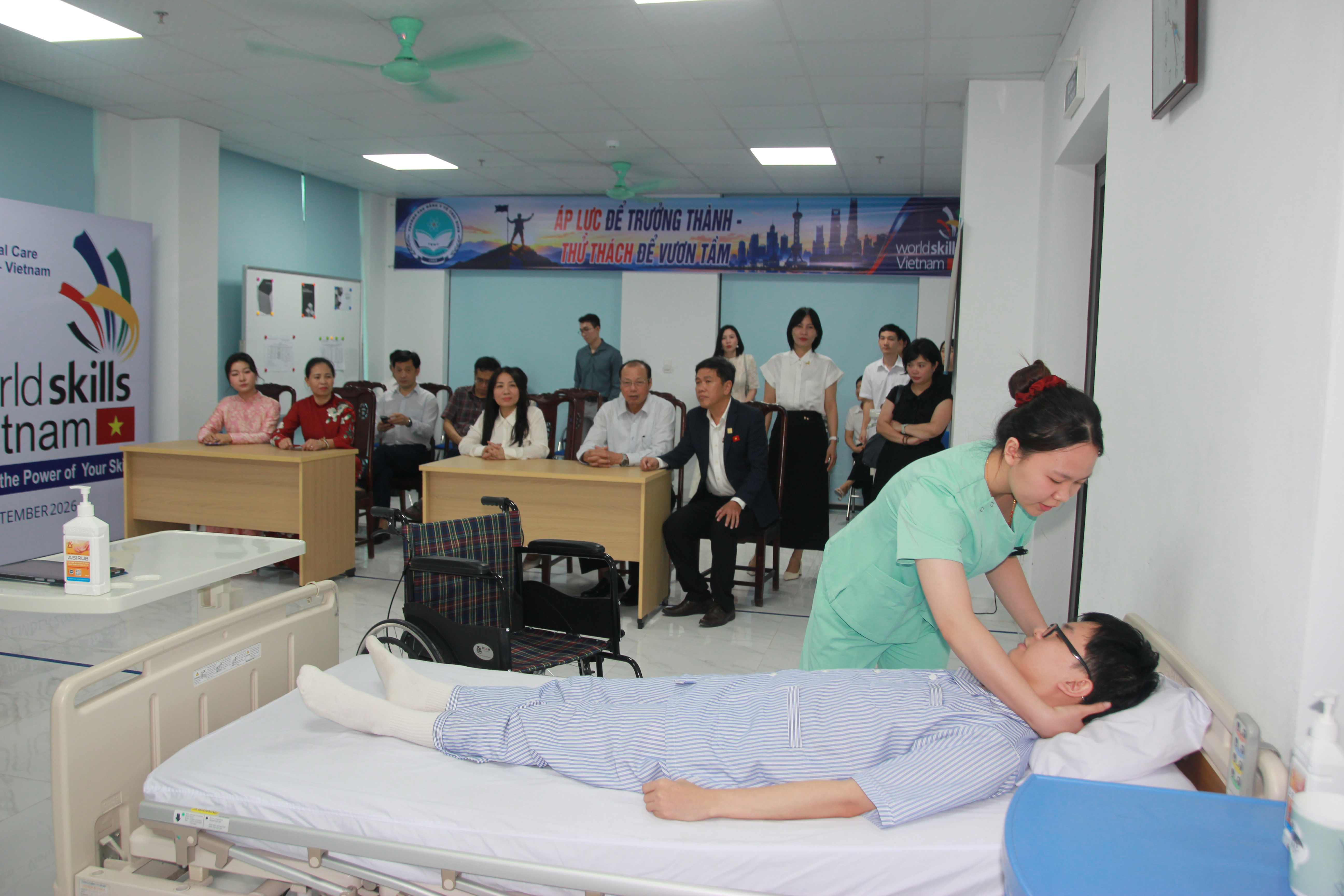 Thí sinh Nguyễn Thị Như Ý dự thi khối ngành Chăm sóc sức khỏe và Công tác xã hội tiếp tục trải qua kỳ thi đánh giá kỹ năng trước khi lên đường tham dự Kỳ thi Kỹ năng nghề Thế giới - 2026.