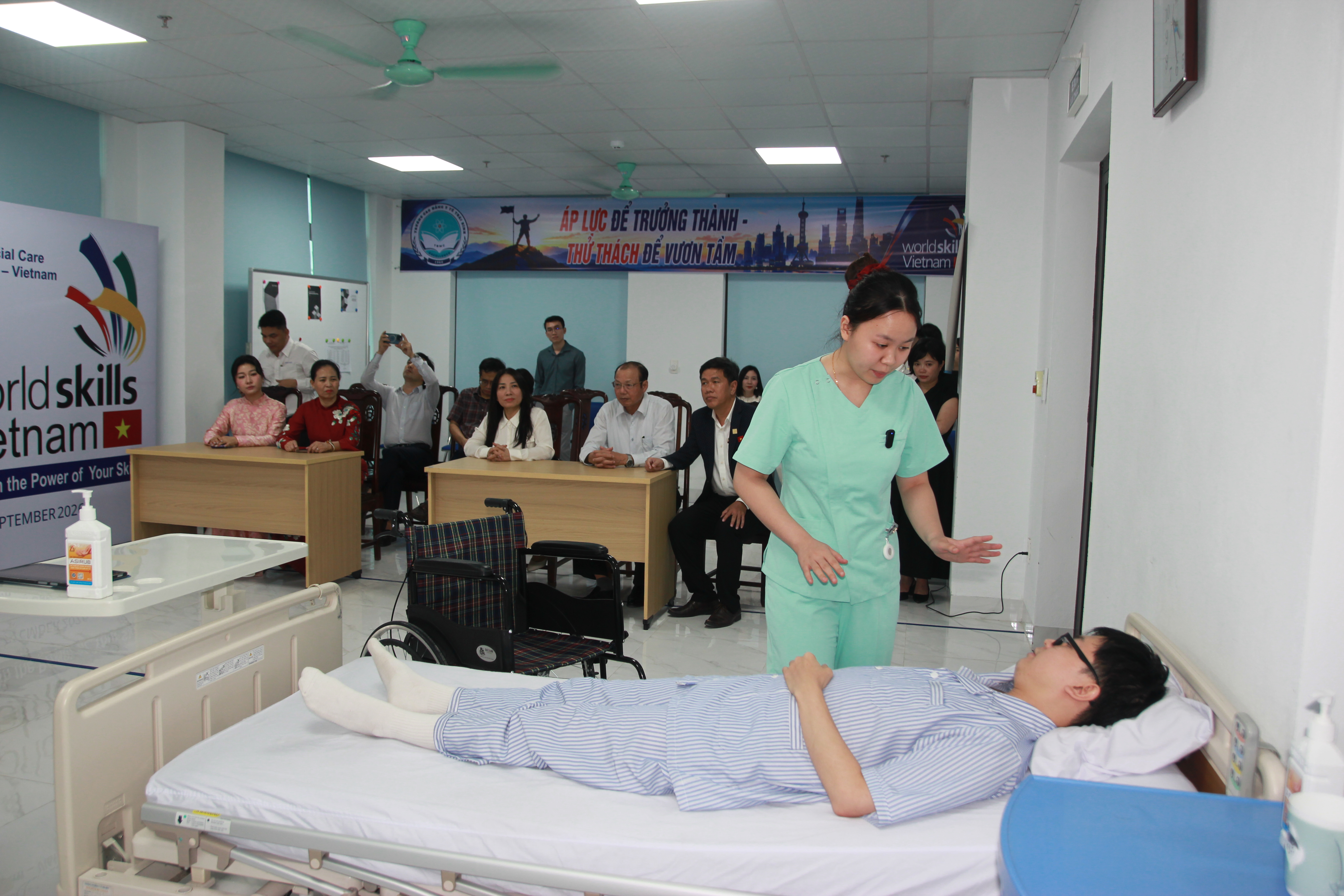 Nhu cầu nguồn nhân lực khối ngành Sức khỏe ngày càng cao, các cơ sở đào tạo vừa tuyển sinh, vừa đào tạo song hành đáp ứng kịp thời cho thị trường lao động