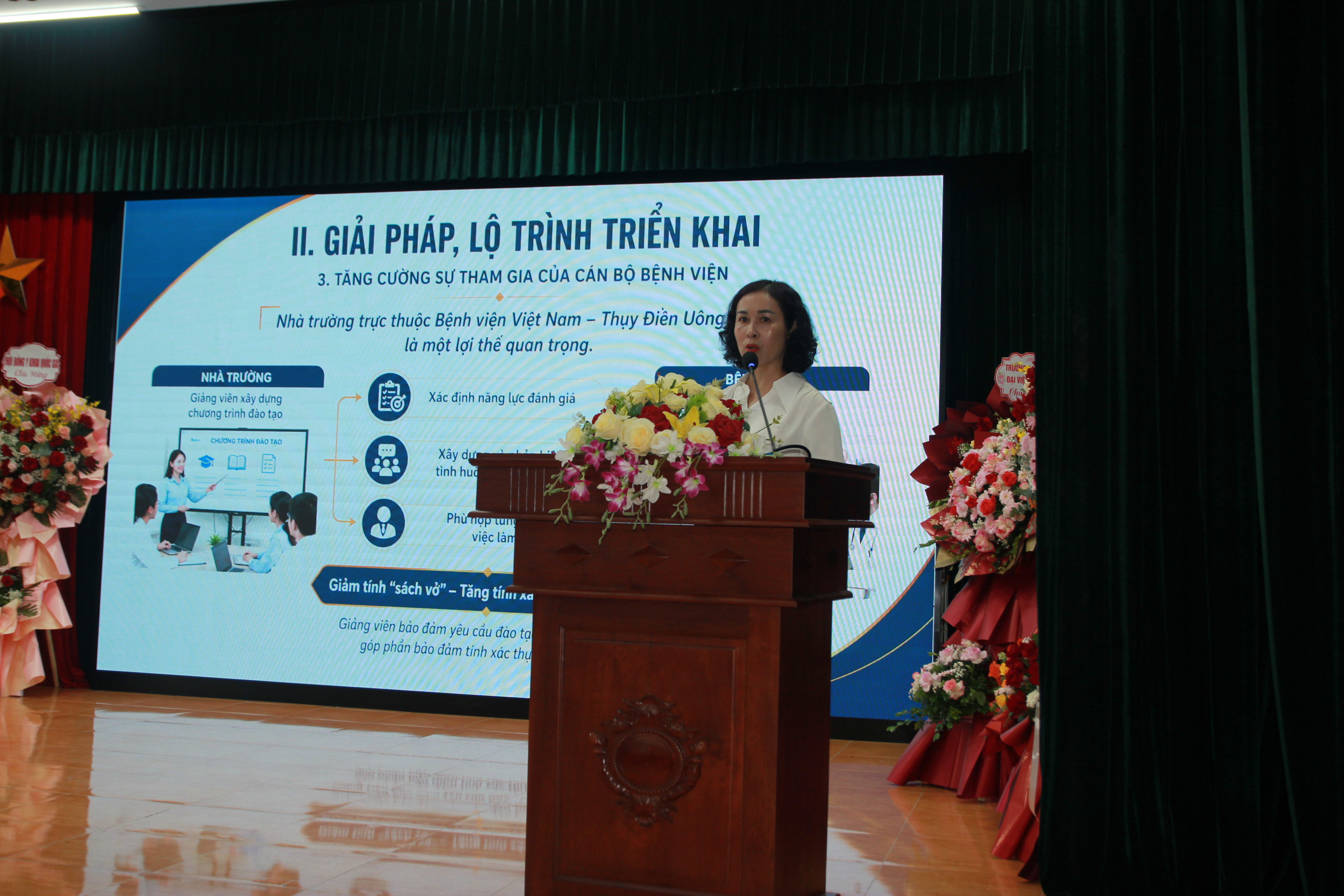 Đại diện Cao đẳng Y tế Quảng Ninh trình bày tham luận tại hội thảo