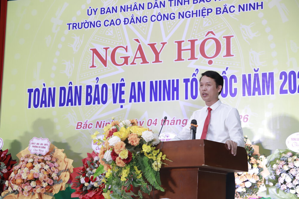 Ông Vũ Quang Khuê, Bí thư Đảng ủy, Hiệu trưởng Trường Cao đẳng Công nghiệp Bắc Ninh phát biểu và lĩnh hội ý kiến chỉ đạo của lãnh đạo UBND tỉnh Bắc Ninh. 