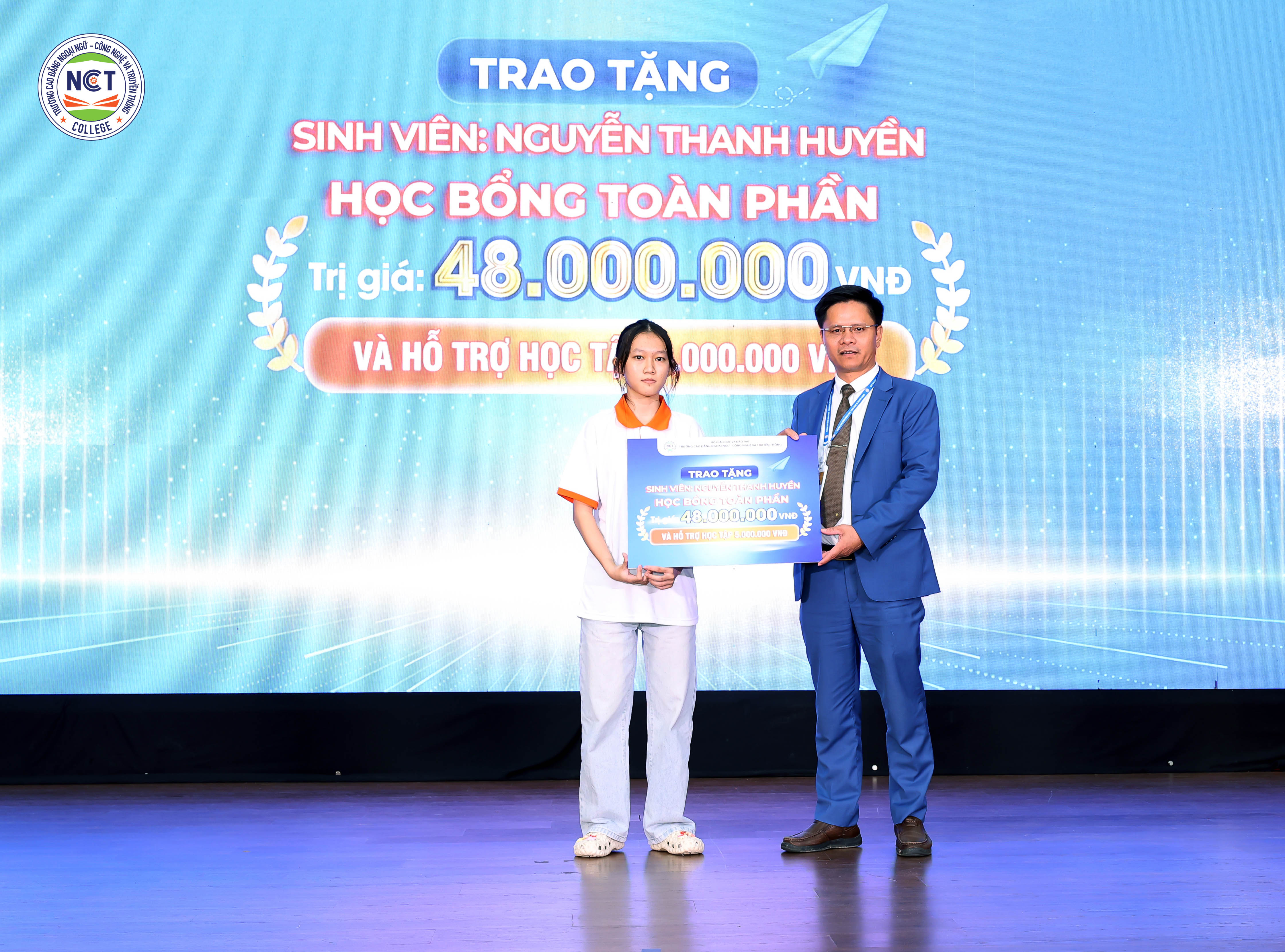 Cao đẳng Ngoại ngữ – Công nghệ và Truyền thông trao học bổng giúp nữ sinh vượt khó