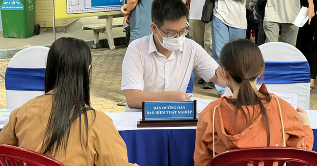 Gần 130.000 hồ sơ trợ cấp thất nghiệp tại TP.HCM: Thị trường lao động đang dịch chuyển ra sao?