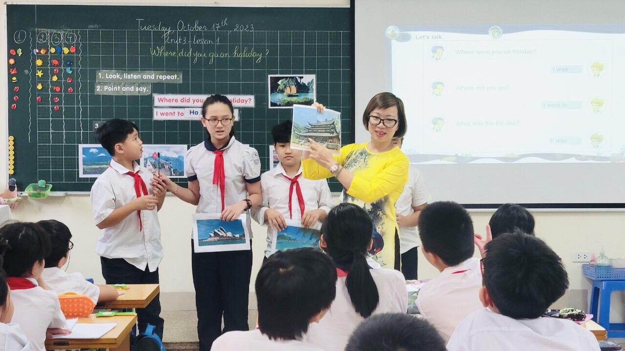 Chuyển từ “dạy tiếng Anh” sang xây dựng môi trường sử dụng tiếng Anh trong trường học