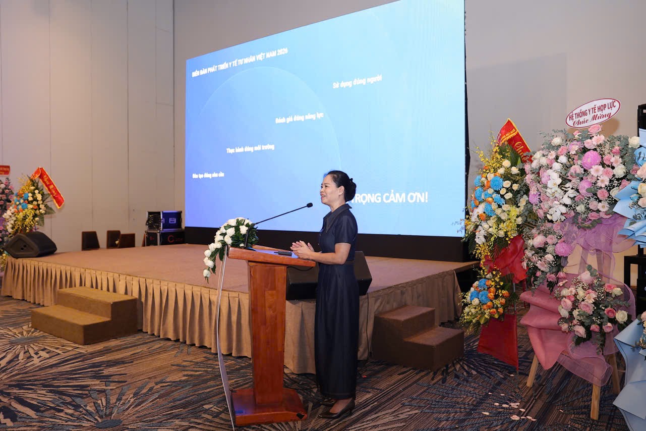 TS.Nguyễn Thị Thu Dung, Hiệu trưởng CĐ Y tế Thái Bình trình bày tham luận về các giải pháp nâng cao chất lượng đào tạo nguồn nhân lực y tế.