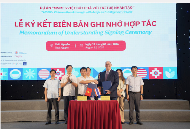 Ông Richard Bernhard, Trưởng Đại diện Kenan Foundation Asia tại Việt Nam (phải) và ICTU ký kết hợp tác