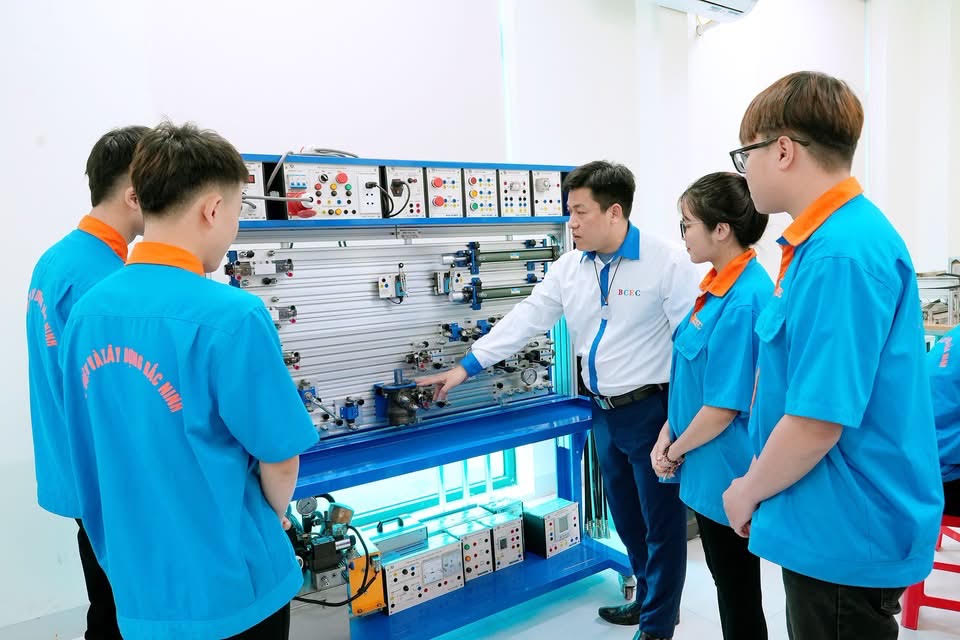 Mô hình đào tạo kép giữa nhà trường và doanh nghiệp giúp sinh viên sớm hình thành năng lực nghề nghiệp, doanh nghiệp thụ hưởng nguồn nhân lực chất lượng cao ngay sau khi sinh viên tốt nghiệp