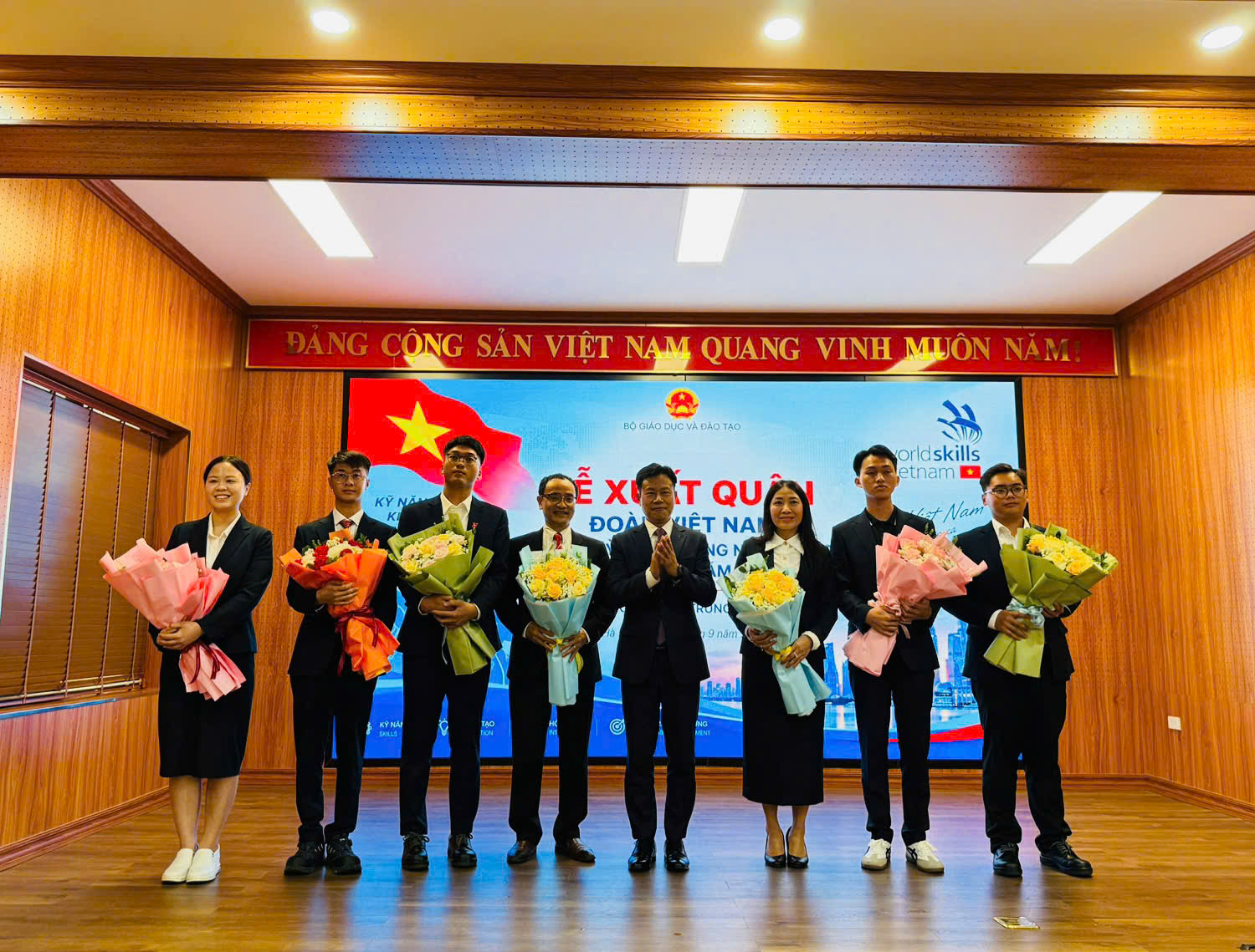 PGS.TS Lê Quân, Thứ trưởng Bộ Giáo dục và Đào tạo (giữa) chúc mừng TS.Lê Thị Hằng, Trưởng đoàn Kỹ năng nghề Việt Nam và các thí sinh tham dự WordlSkills 48.