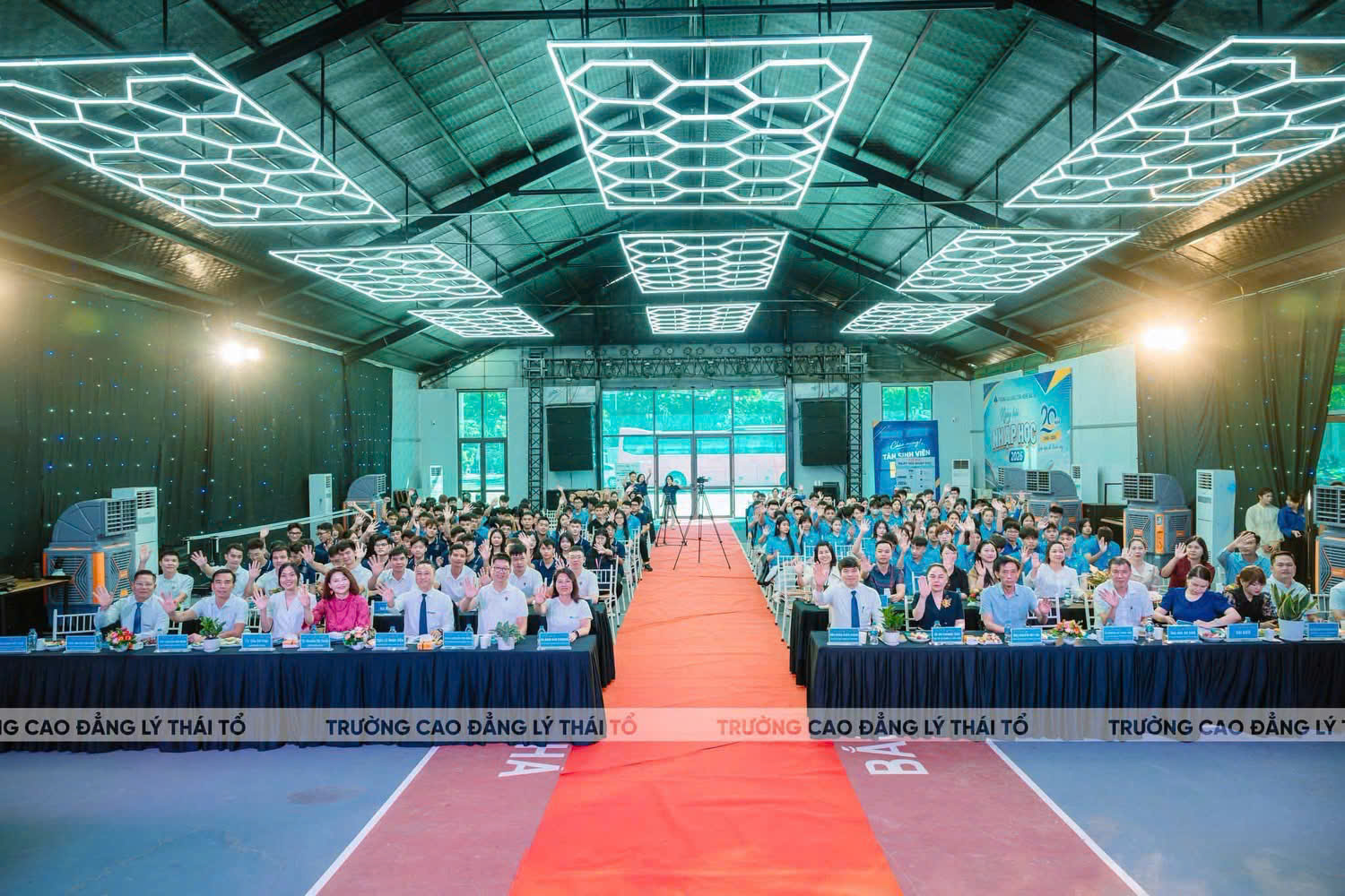 Đông đảo các nhà giáo, chuyên gia tham gia lễ khởi động dự án