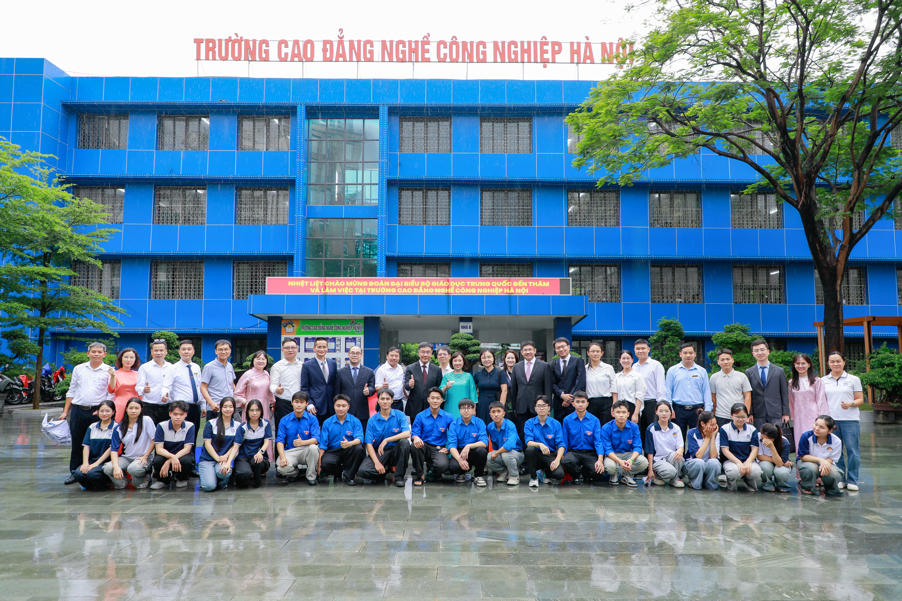 Đoàn đại biểu chụp ảnh lưu niệm cùng đội ngũ cán bộ, sinh viên HNIVC