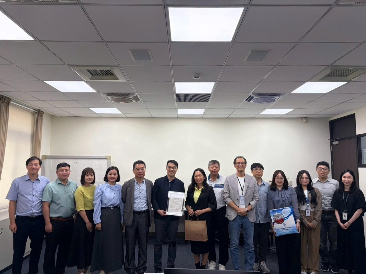 TS.Trương Huỳnh Như (giữa phải) và đoàn công tác BCTech cùng các đối tác tại Đài Loan