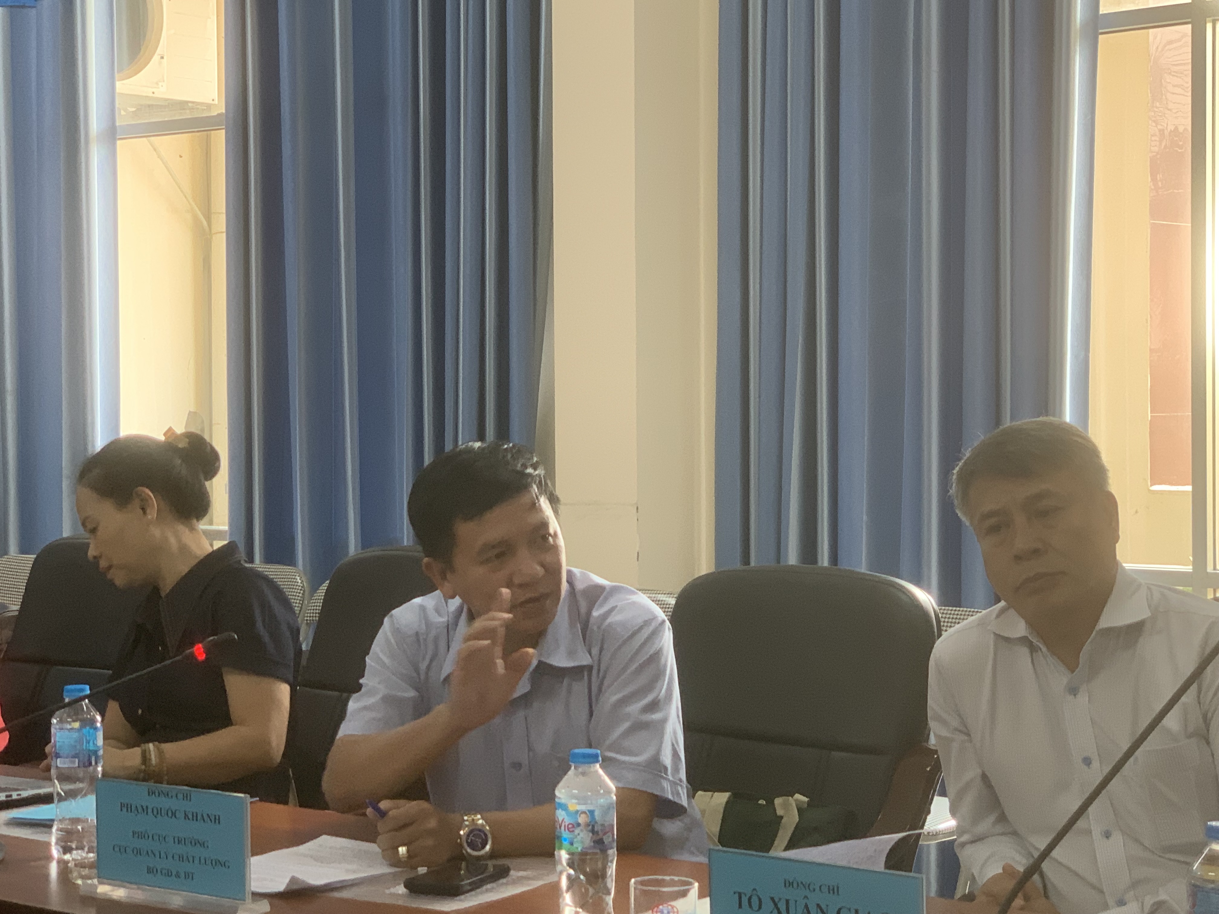 Ông Phạm Quốc Khánh, Phó Cục trưởng Cục Quản lý chất lượng (giữa), Bộ Giáo dục và Đào tạo góp ý xây dựng tại hội thảo.