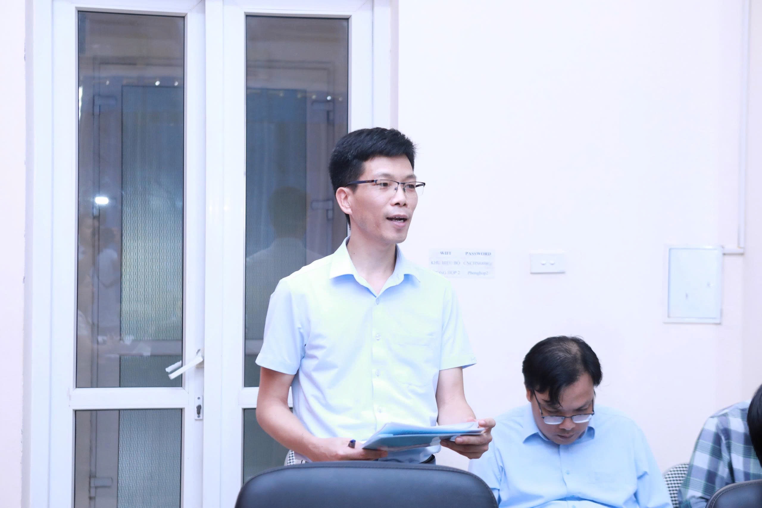 Ông Phạm Đức Bình, Phó Hiệu trưởng CĐ Lào Cai chia sẻ tại hội thảo