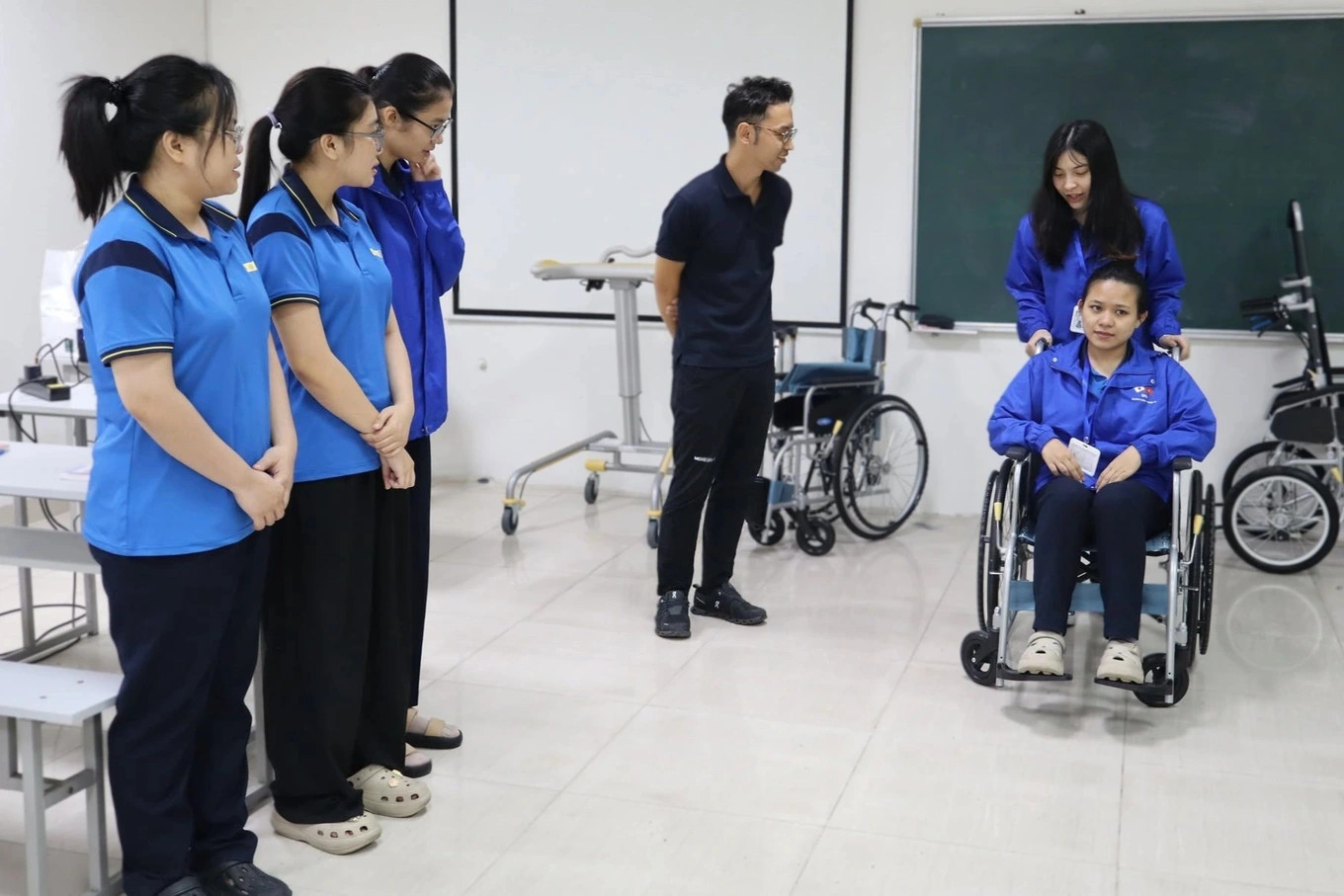 Nghề chăm sóc người già: Cơ hội mới cho lao động Việt Nam trong nền kinh tế già hóa