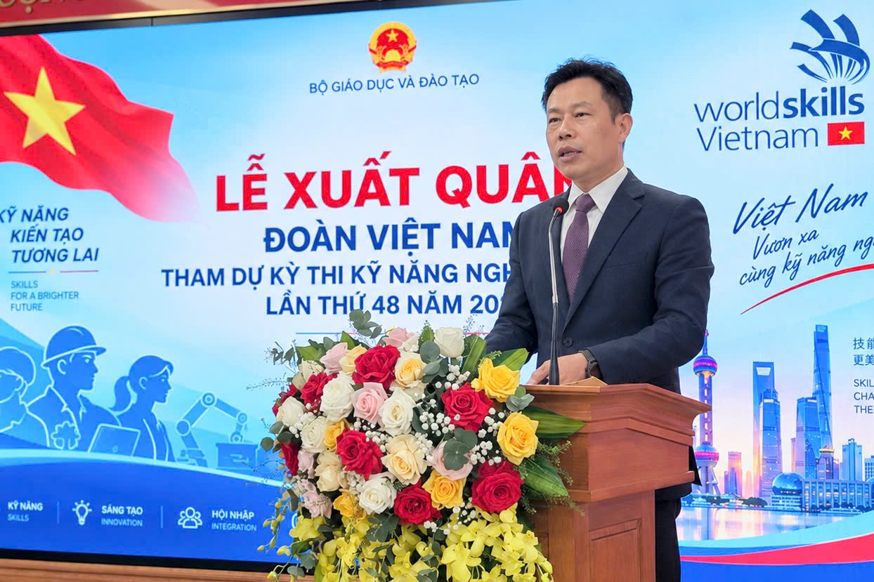 PGS.TS Lê Quân, Thứ trưởng chỉ đạo và chúc mừng Đoàn Kỹ năng nghề Việt Nam tham dự WorldSkills tại Lễ Xuất quân.