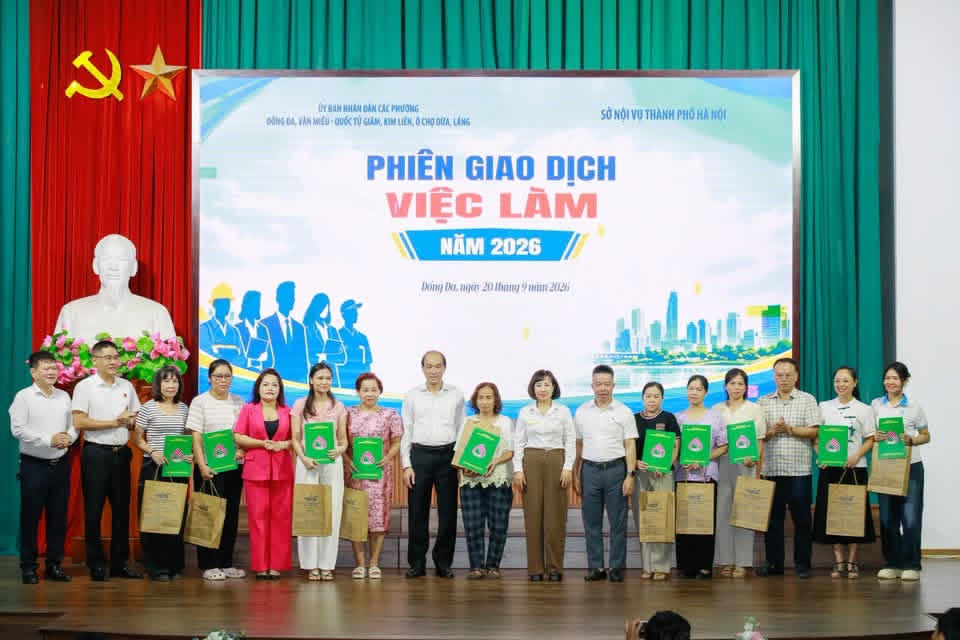 Trao hợp đồng vay vốn cho các hộ gia đình trên địa bàn các phường cụm Đống Đa