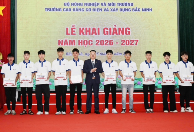 Nhà trường tặng phần thưởng cho các em học sinh, sinh viên có chất lượng đầu vào tốt.