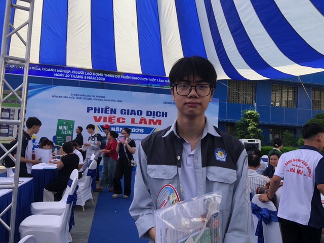 Sinh viên Trịnh Việt Anh (HINVC) tìm hiểu thị trường lao động và yên tâm với nghề đã chọn.