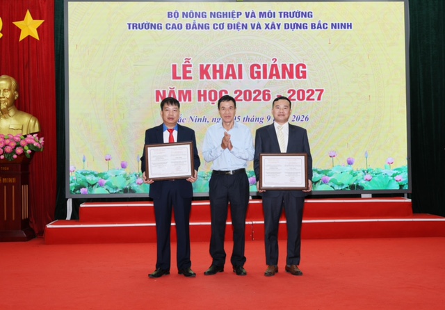 Trao chứng nhận đạt chuẩn chương trình đào tạo nghề Điện công nghiệp và Điện tử công nghiệp trình độ cao đẳng.