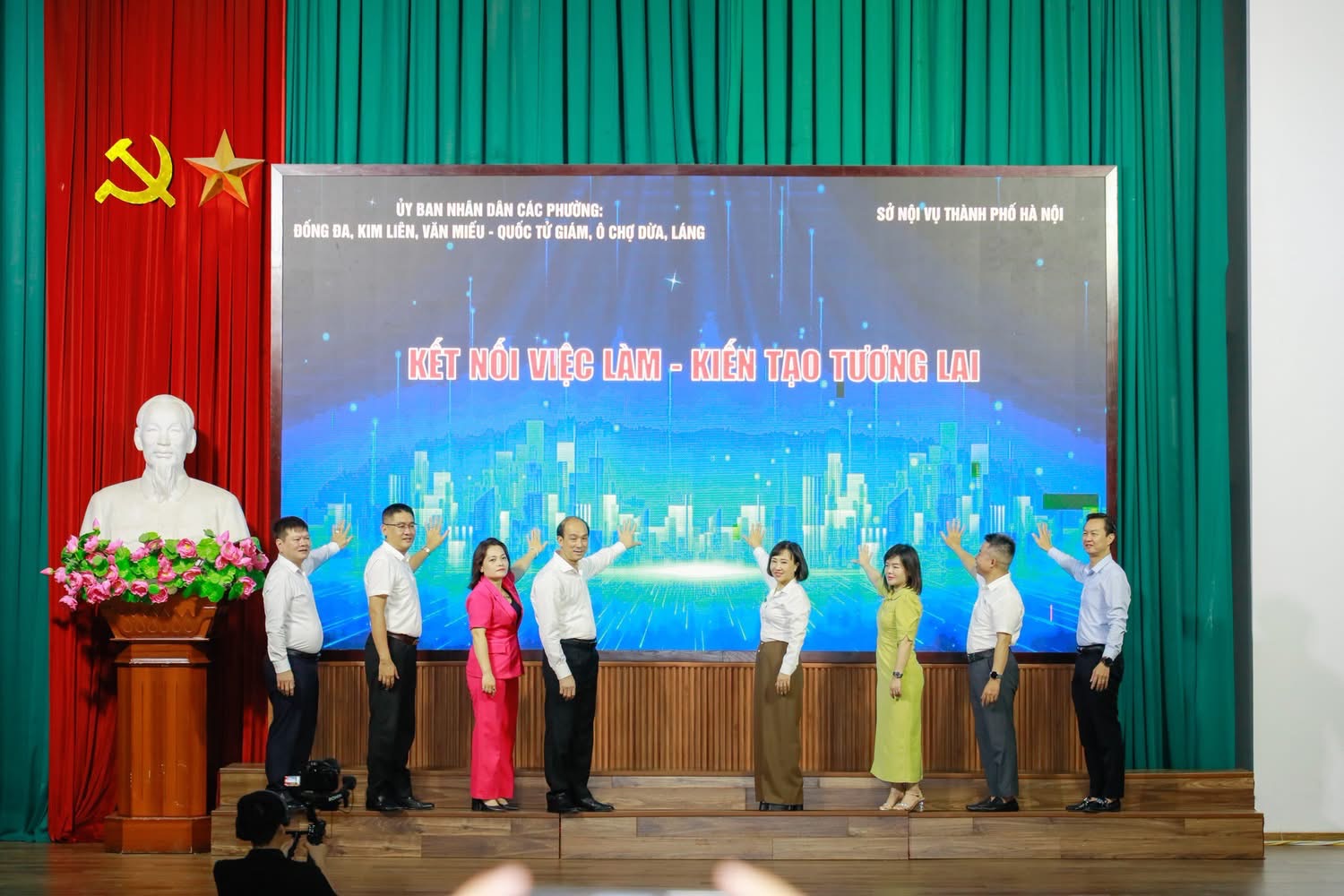 Đại diện lãnh đạo Sở Nội vụ TP.Hà Nội, Trung tâm Dịch vụ việc làm Hà Nội, HNIVC và 5 phường cụm Đống Đa ấn nút khai mạc. 