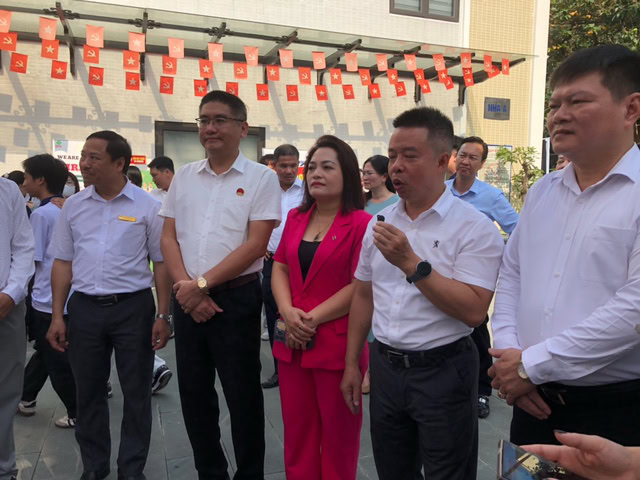 Đại diện lãnh đạo các phường cụm Đống Đa tham quan các gian hàng tại sự kiện. 