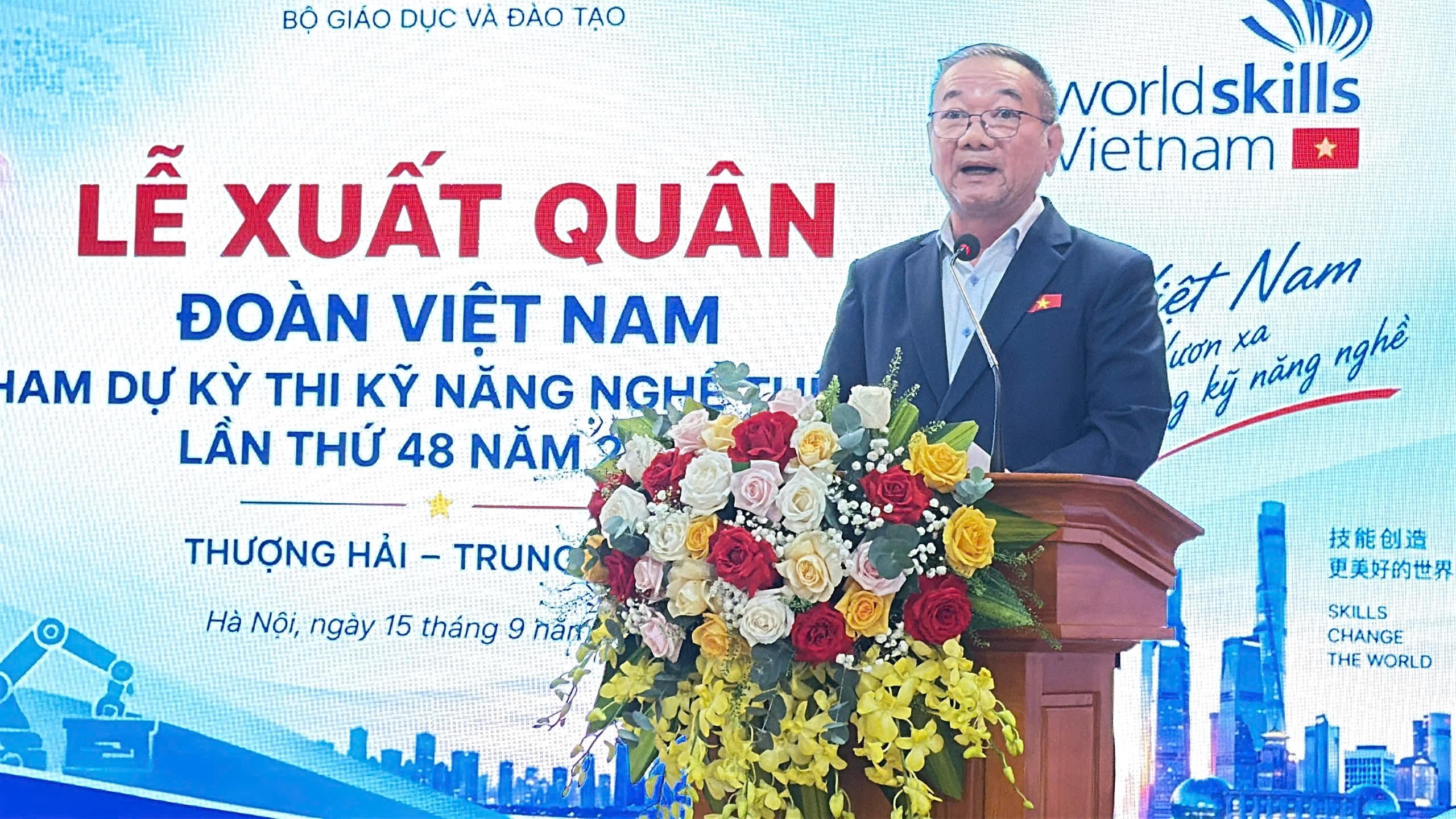 Ông Hoàng Quốc Long, Hiệu trưởng trường Trung cấp Nguyễn Tất Thành, Chuyên gia nghề Công nghệ Thời trang, thành viên ban giám khảo chấm thi tại Worldskills 48.