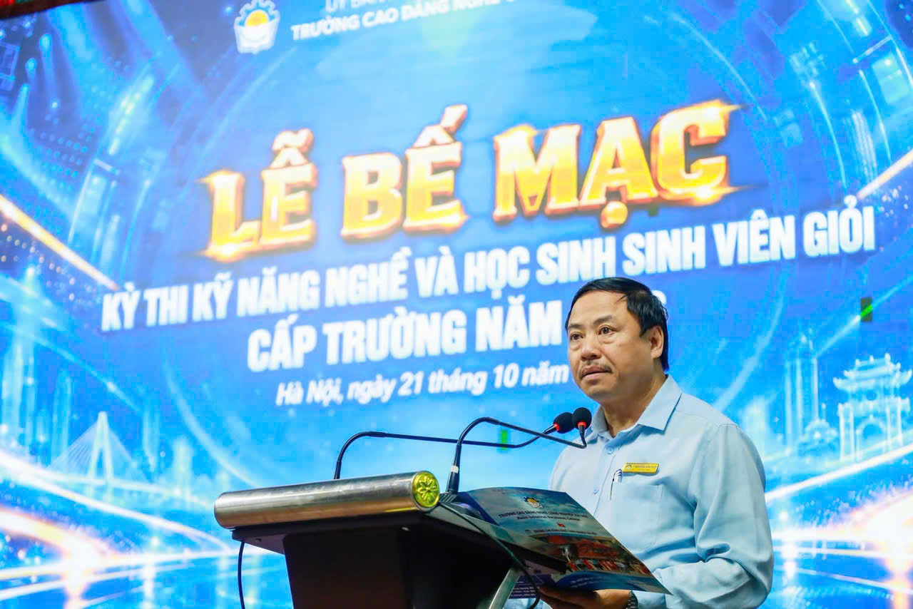 Thầy Nguyễn Văn Huy, Phó Hiệu trưởng Nhà trường phát biểu tại lễ bế mạc