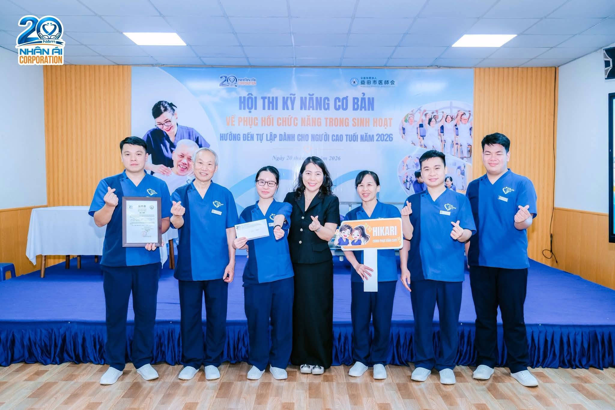 Bà Nguyễn Thị Kim Thanh (giữa)TGĐ Nhân Ái và các thí sinh tại cuộc thi