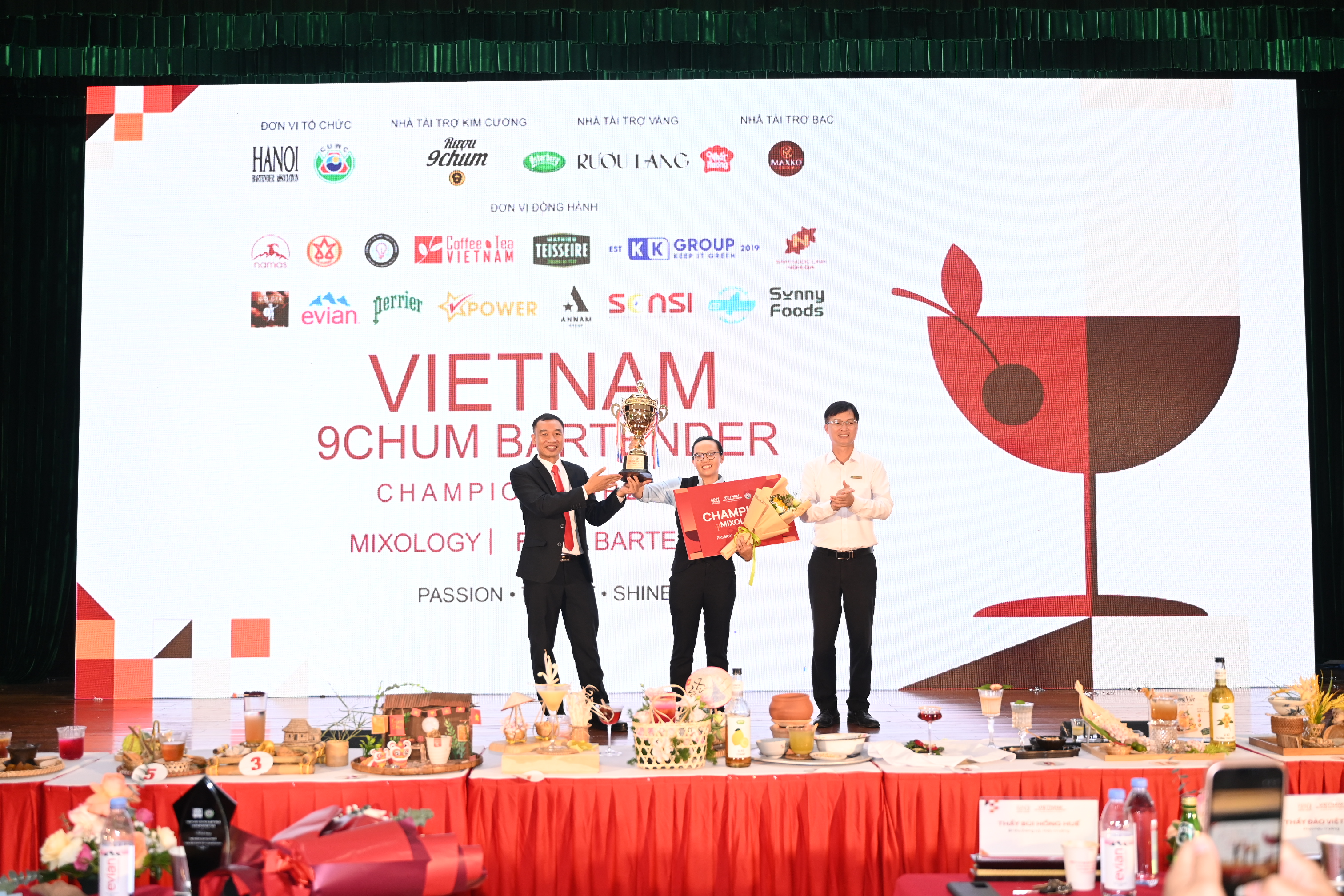 Nguyễn Duy Thùy Dương - thí sinh đạt giải Nhất phần thi Mixology đến từ Phú Yên với món Cocktail " Lẩu gà lá é"