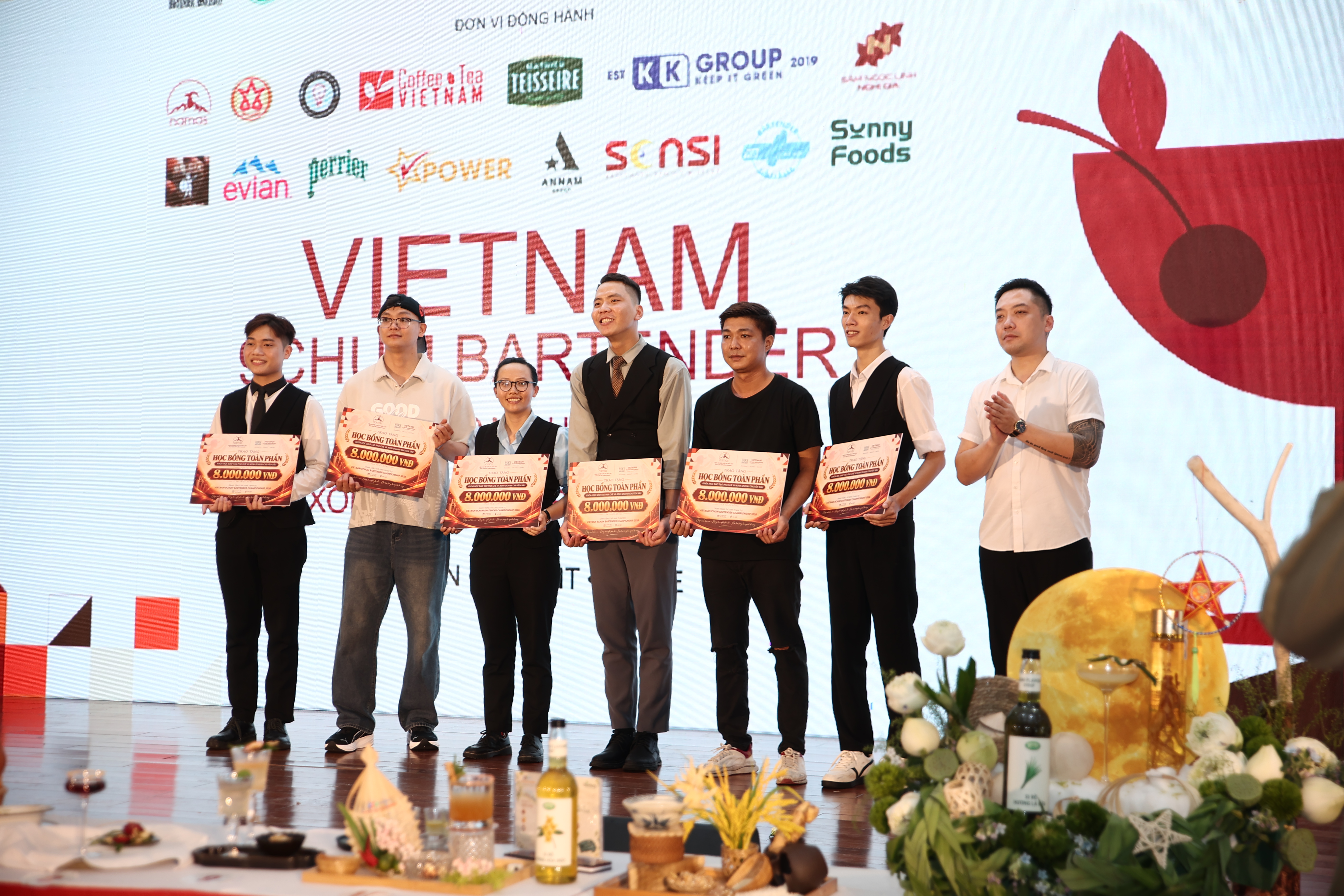 Đại diện nhà tài trợ Học viện Namas tặng học bổng toàn phần trị giá 8 triệu đồng cho 06 thí sinh đạt giải ( Nhất, Nhì, Ba ở 2 phần thi)