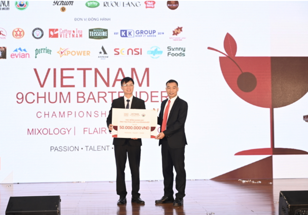 Ông Hoàng Quang Thỏa, Chủ tịch VBA (bên phải) trao tặng Quỹ học bổng cho trường CĐ Xây dựng Công trình và Đô thị. 
