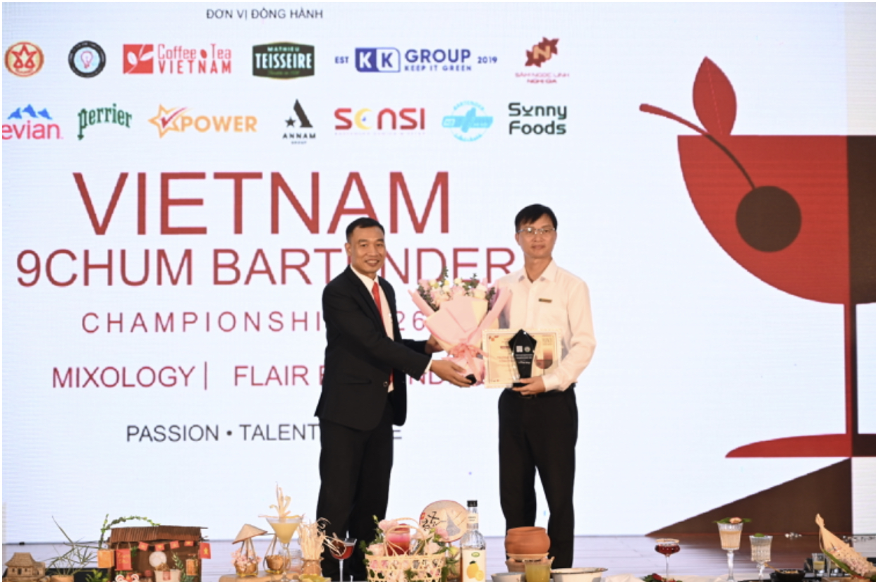 Đại diện VBA trao tặng Giấy chứng nhận, cảm ơn trường CĐ Xây dựng Công trình Đô thị phối hợp tổ chức thành công cuộc thi. 