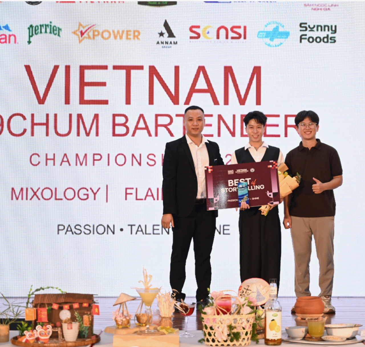 Đại diện BTC và Nhà tài trợ trao quà cho thí sinh Lê Tuấn Ninh đạt giải đến từ trường CĐ Xây dựng Công trình Đô thị. 