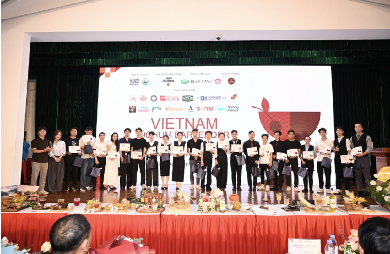 BTC trao Giấy chứng nhận tham gia cuộc thi cho các thí sinh. 