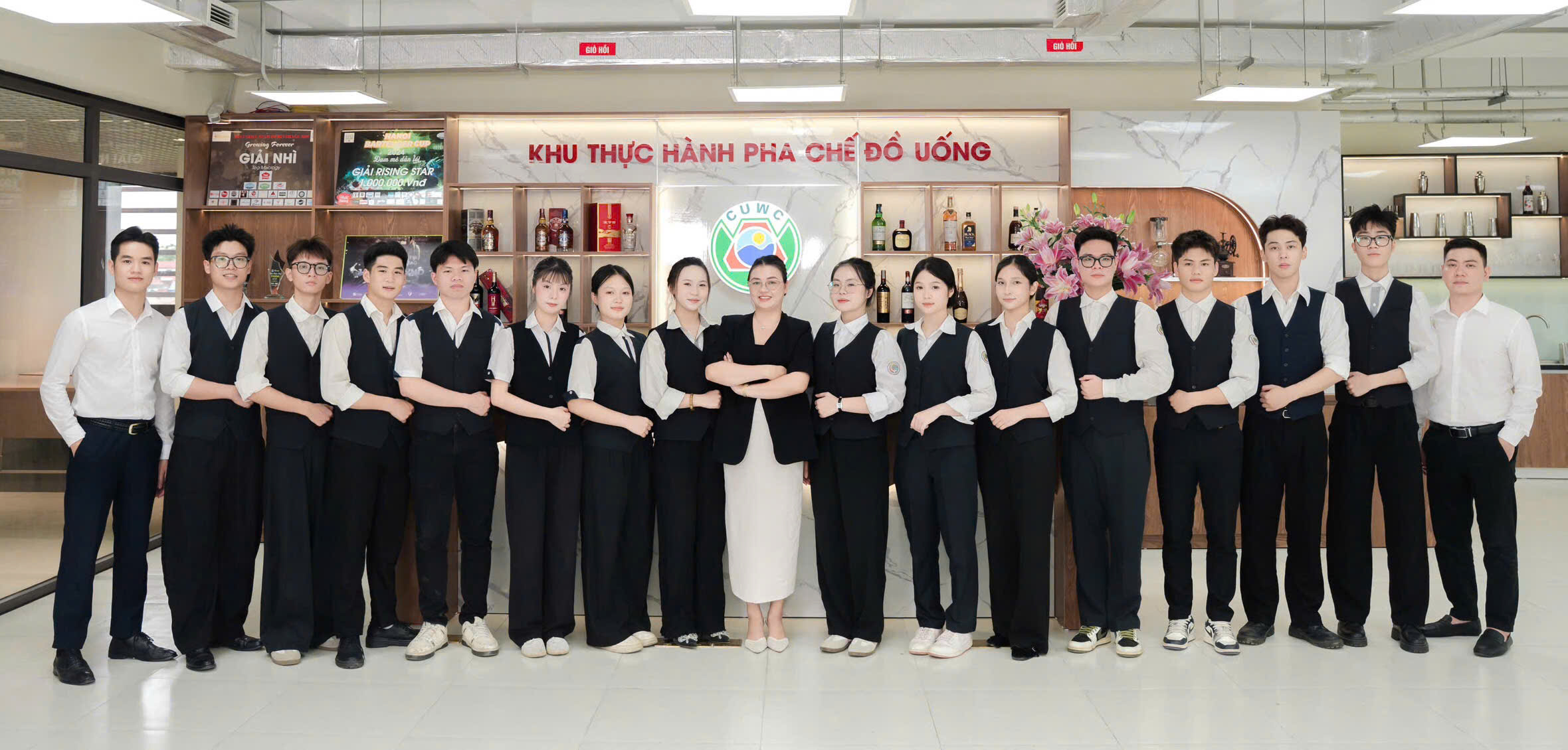 Cô giáo Phạm Hồng Nhung và các học sinh, sinh viên nghề Quản trị nhà hàng – khách sạn trường CĐ Xây dựng Công trình Đô thị.