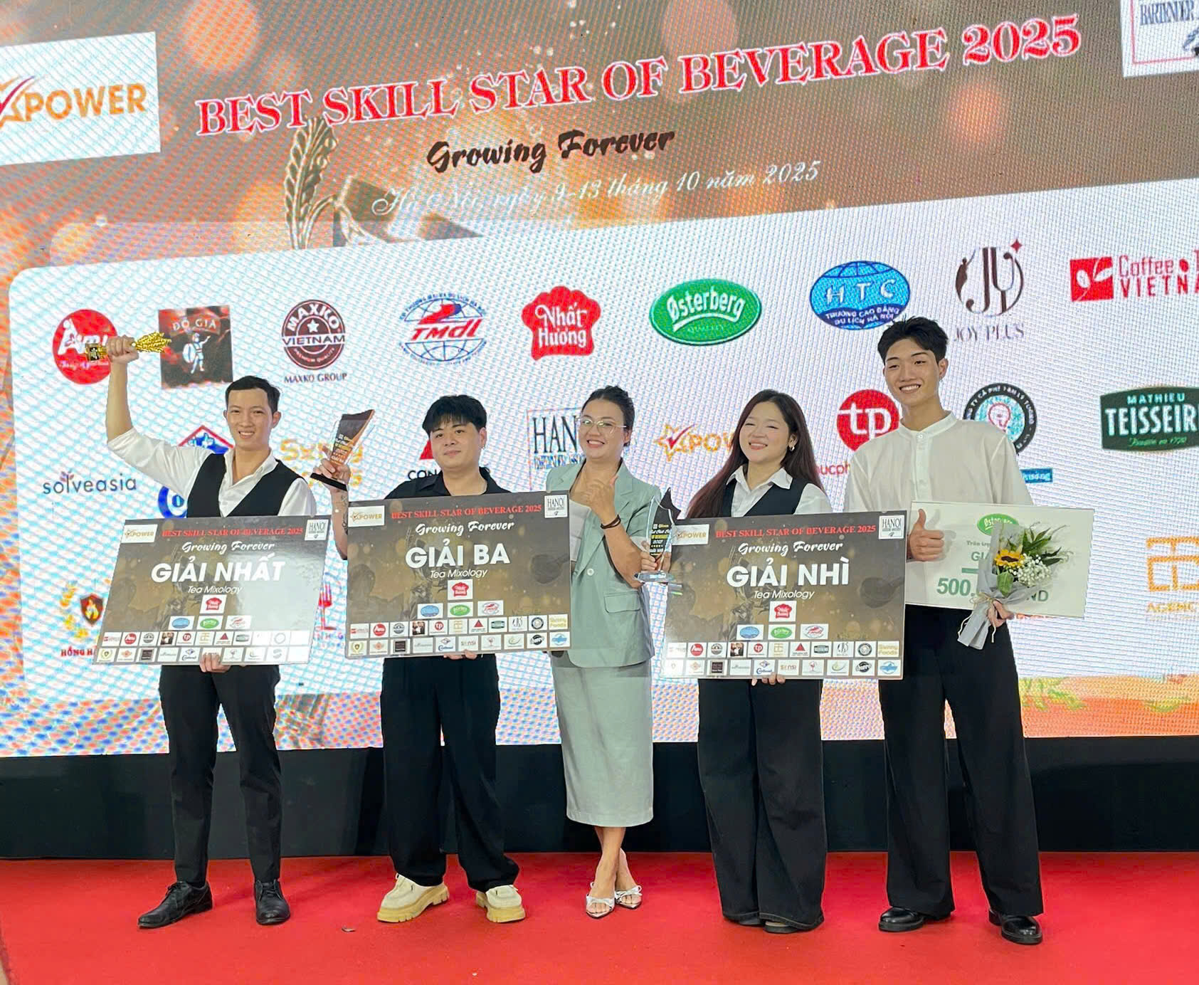 Với sụ dẫn dắt của cô Nhung, nhiều học sinh, sinh viên đạt giải tại các kỳ thi kỹ năng nghề