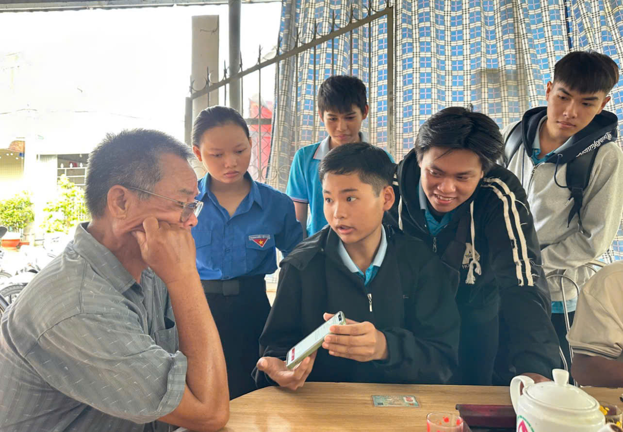“MÈN ƠI! SỔ SỨC KHỎE TRÊN VNeID NÈ!”